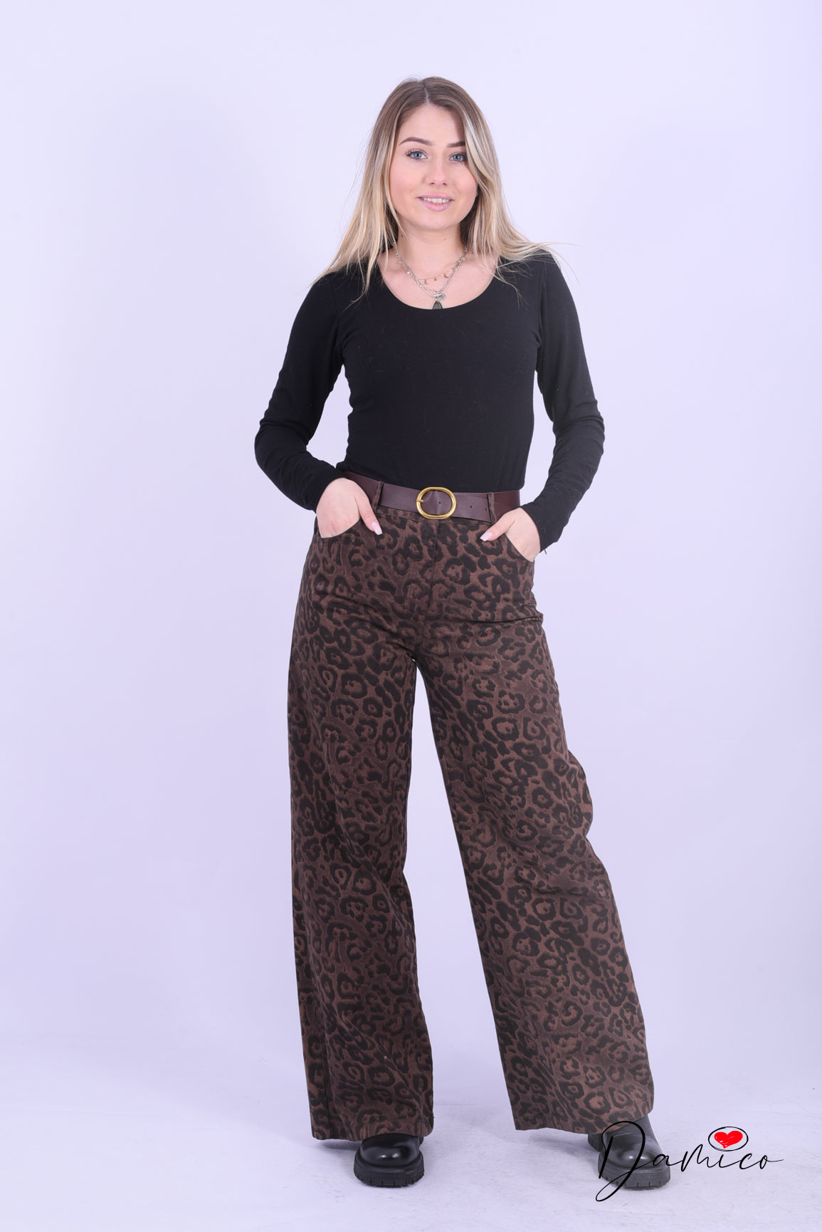 Pantalone leopardato a Palazzo